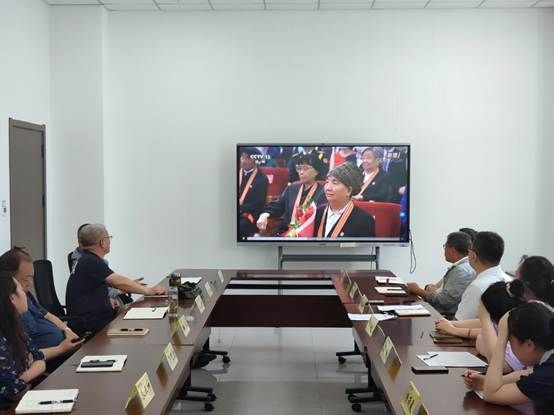 会议室里的人们 AI 生成的内容可能不正确。