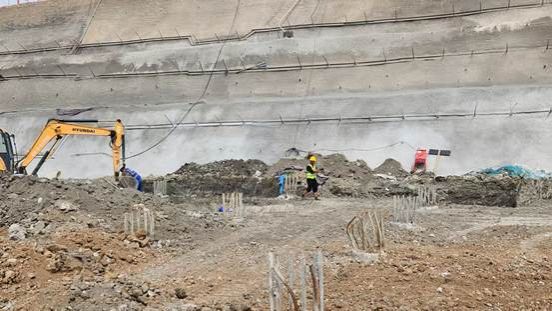 躺在地上 AI 生成的内容可能不正确。