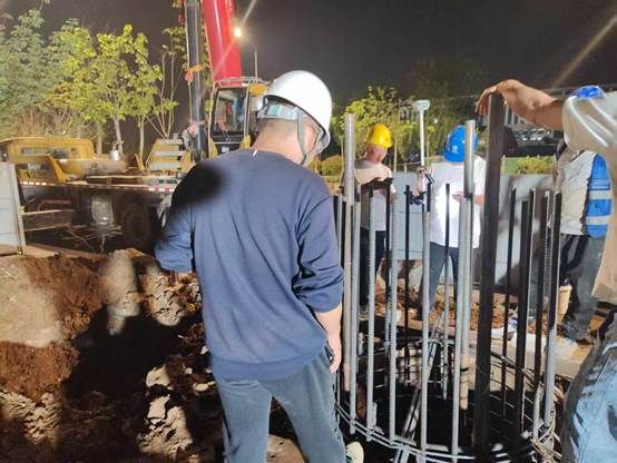 图片包含 人, 男人, 站, 人们 AI 生成的内容可能不正确。