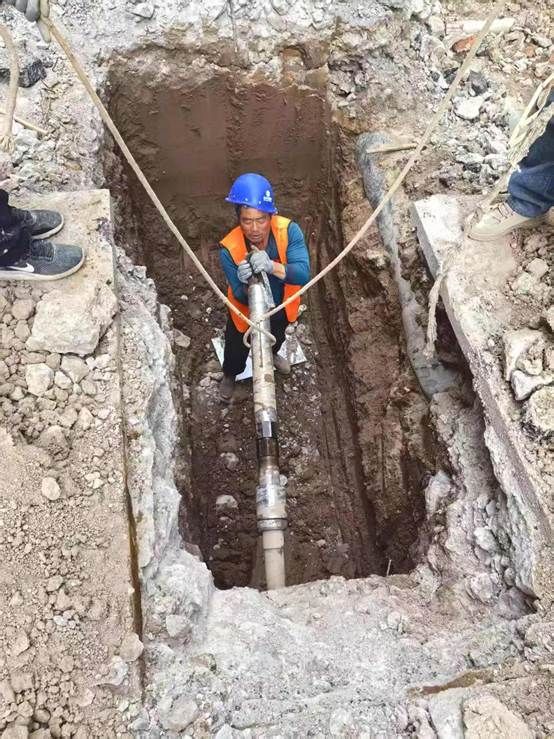 岩石上的人 AI 生成的内容可能不正确。