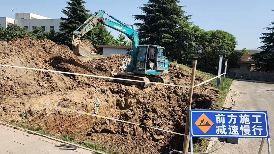 山上的标志 AI 生成的内容可能不正确。