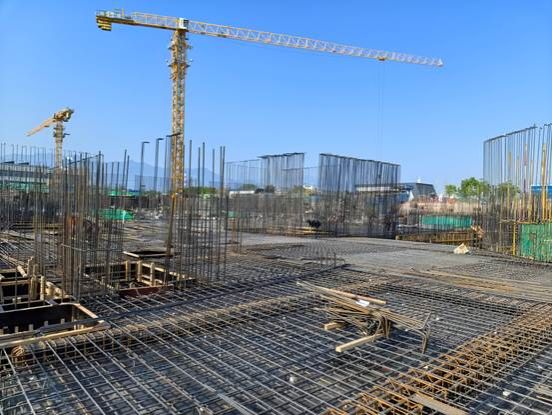 围栏边的轨道上 AI 生成的内容可能不正确。