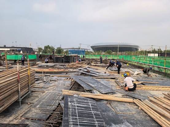 火车轨道旁 AI 生成的内容可能不正确。