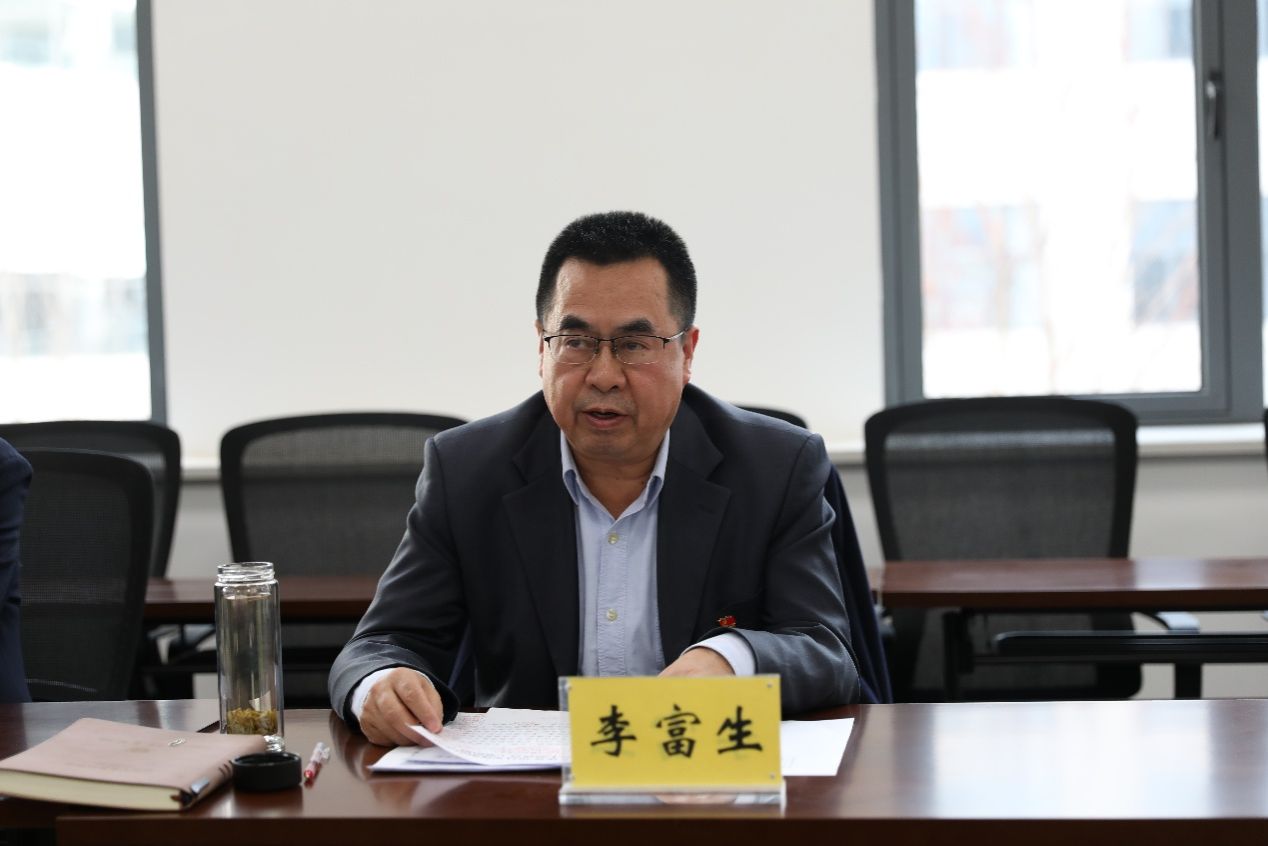 桌子前坐着穿西装的男人AI 生成的内容可能不正确。