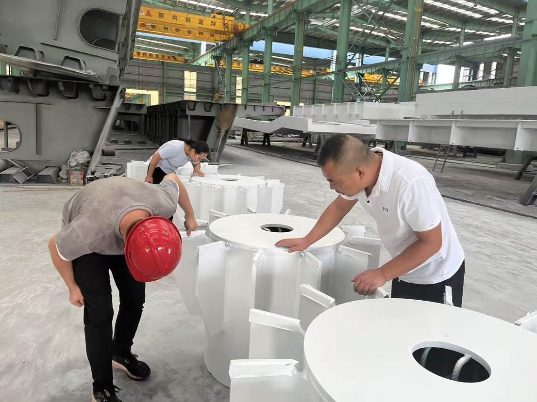 图片包含 人, 建筑, 物体, 桌子 AI 生成的内容可能不正确。