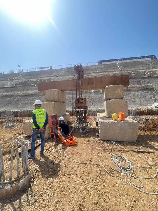 图片包含 户外, 建筑, 草, 男人 AI 生成的内容可能不正确。