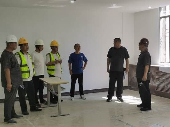 一群人站在房间里 AI 生成的内容可能不正确。