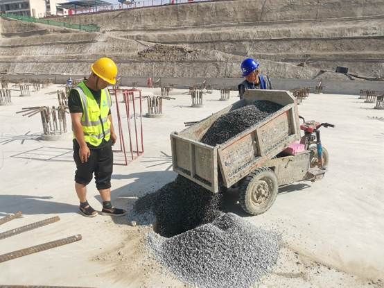 人站在卡车旁边 AI 生成的内容可能不正确。