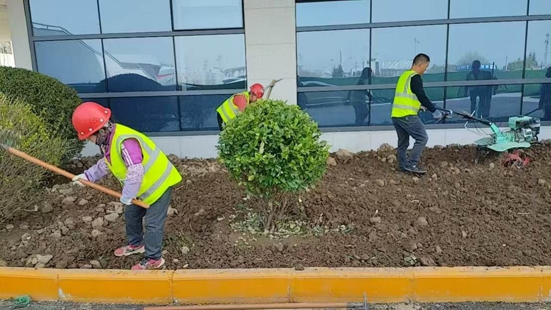 男孩拿着棒球棍 AI 生成的内容可能不正确。