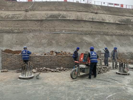 一群人站在马车旁 AI 生成的内容可能不正确。