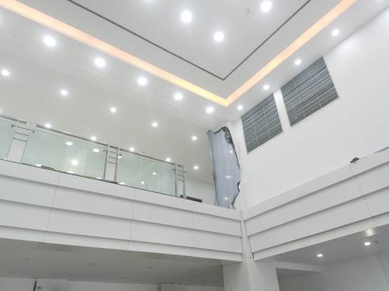 图片包含 室内, 站, 小, 桌子 AI 生成的内容可能不正确。