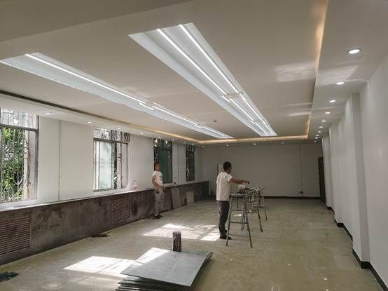 人站在室内 AI 生成的内容可能不正确。