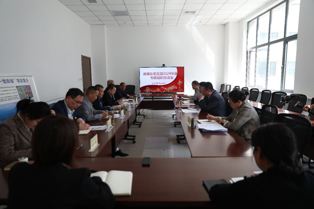 会议室里的人们AI 生成的内容可能不正确。