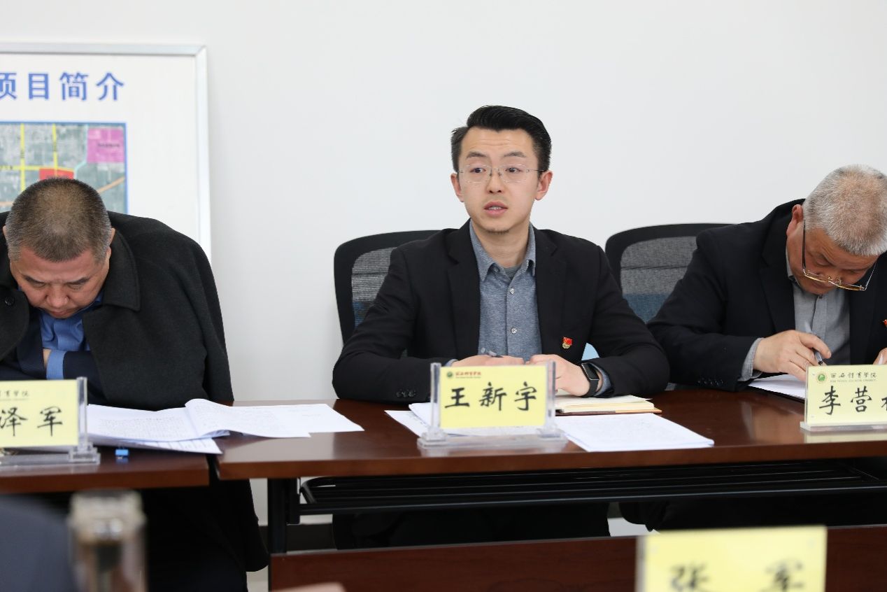 桌子上放了不同类型的电脑AI 生成的内容可能不正确。